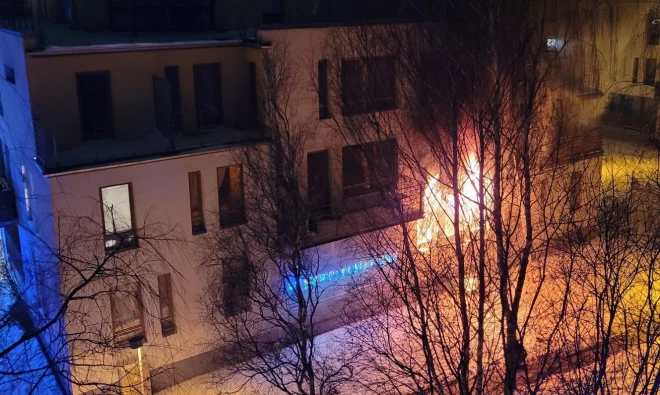 Kad Jaunlazdu ielā 5 ieradās glābēji, dzīvoklis jau dega ar atklātu liesmu.