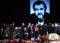 ВИДЕО: Иван Ургант появился на церемонии прощания с Игорем Золотовицким