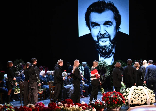 ВИДЕО: Иван Ургант появился на церемонии прощания с Игорем Золотовицким