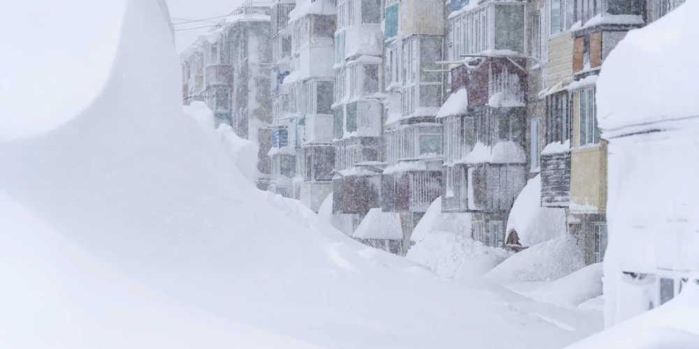 Russia Weather 9086823 15.01.2026 A view snowdrifts in front of an apartment building during a heavy snowfall in Petropavlovsk-Kamchatsky, Kamchatka Territory, Russia. Alexandr Piragis / Sputnik Petropavlovsk-Kamchatsky Kamchatka Region Russia PUBLICATIONxINxGERxSUIxAUTxESTxLTUxLATxNORxSWExDENxNEDxPOLxUKxAUSxONLY Copyright: xAlexandrxPiragisx
