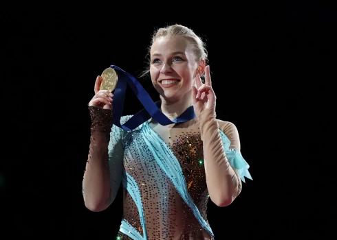 Nīna Petrokina ar izcīnīto zelta medaļu.