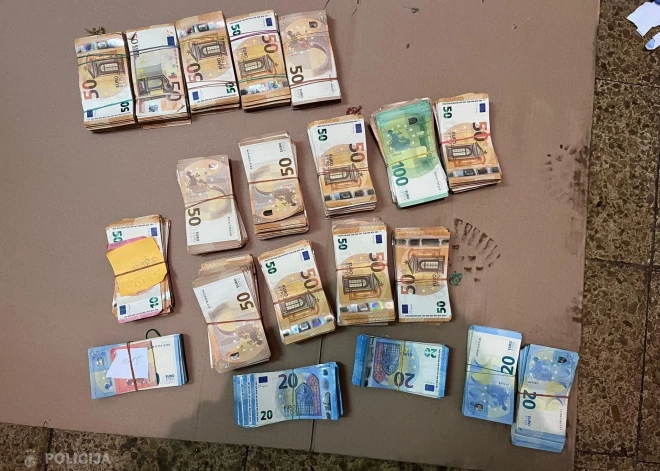 FOTO: Rīgā aizturēts narkodīleris un 2002. gadā dzimusi sieviete ar 161 816 eiro skaidras naudas