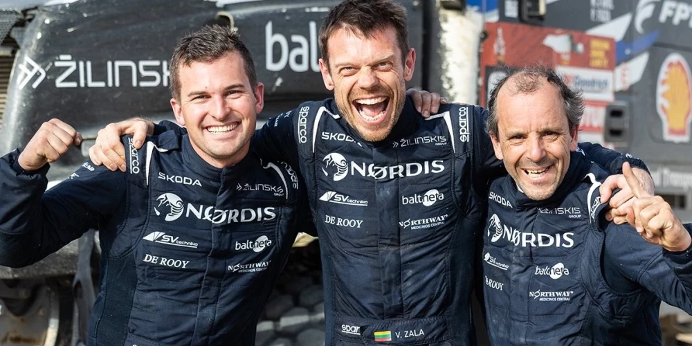 Vaidots Žala (vidū) ar kolēģiem priecājas par uzvaru.