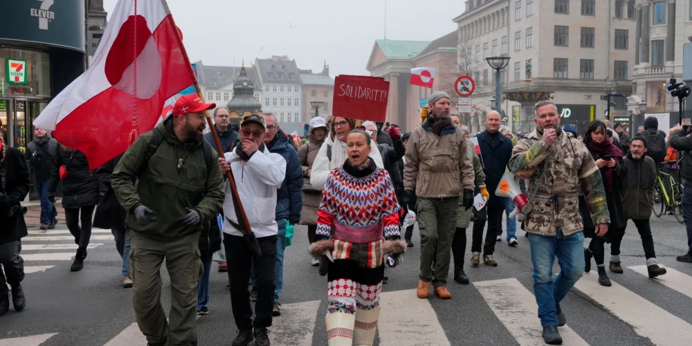 Dānijas pilsētās ļaudis izgājuši ielās, lai protestētu pret ASV prezidenta Donalda Trampa vēlmi anektēt Grenlandi (foto: Scanpix / Reuters)