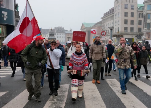 Dānijas pilsētās ļaudis izgājuši ielās, lai protestētu pret ASV prezidenta Donalda Trampa vēlmi anektēt Grenlandi (foto: Scanpix / Reuters)