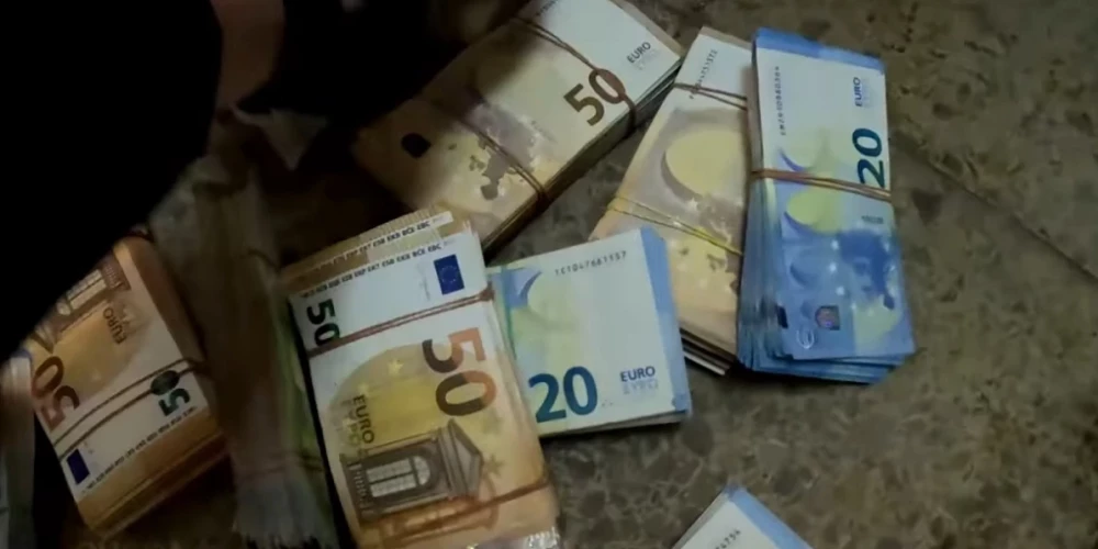 В ходе обыска правоохранители обнаружили и изъяли 12 кг таблеток MDMA, 500 г амфетамина и деньги — 153 585 евро.