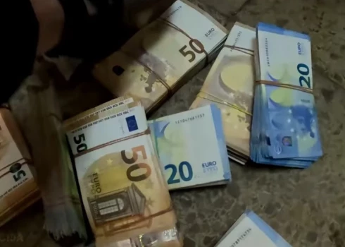 В ходе обыска правоохранители обнаружили и изъяли 12 кг таблеток MDMA, 500 г амфетамина и деньги — 153 585 евро.