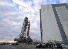 Pēc 54 gadiem atkal uz Mēnesi! ! NASA jaunā raķete dodas uz starta platformu