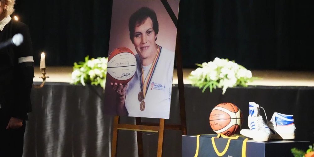 Atvadas no Latvijas un visas pasaules basketbola leģendas Uļjanas Semjonovas notika Rīgas Latviešu biedrības namā.