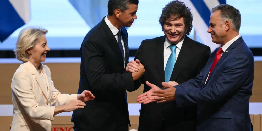Eiropas Komisijas prezidente Urzula fon der Leiena, Paragvajas prezidents Santjago Penja, Argentīnas prezidents Havjers Milejs un Urugvajas prezidents Jamandu Orsi priecājas pēc līguma parakstīšanas