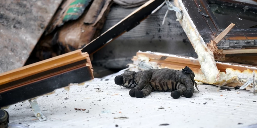 Ugunsgrēka likvidēšanas darbi dzīvojamā mājā Ķekavas novada Ķekavas pagasta Krustkalnu ciemā, kur 16. janvāra rītā izcēlās ugunsgrēks.