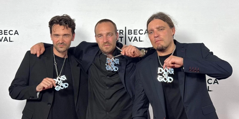 No kreisās: mākslinieks Harijs Grundmanis, režisori Raitis Ābele, Lauris Ābele (publicitātes foto)