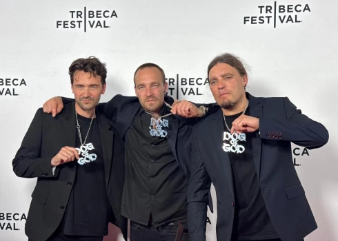 No kreisās: mākslinieks Harijs Grundmanis, režisori Raitis Ābele, Lauris Ābele (publicitātes foto)