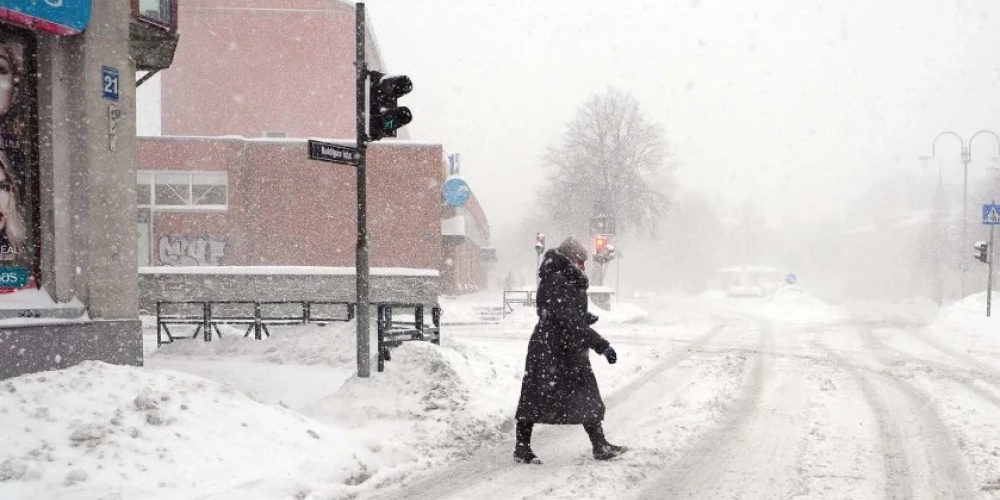 Ventspils pašvaldība skaidro, ka sniega izvešana no pilsētas ielām esot pārāk dārga un neefektīva.