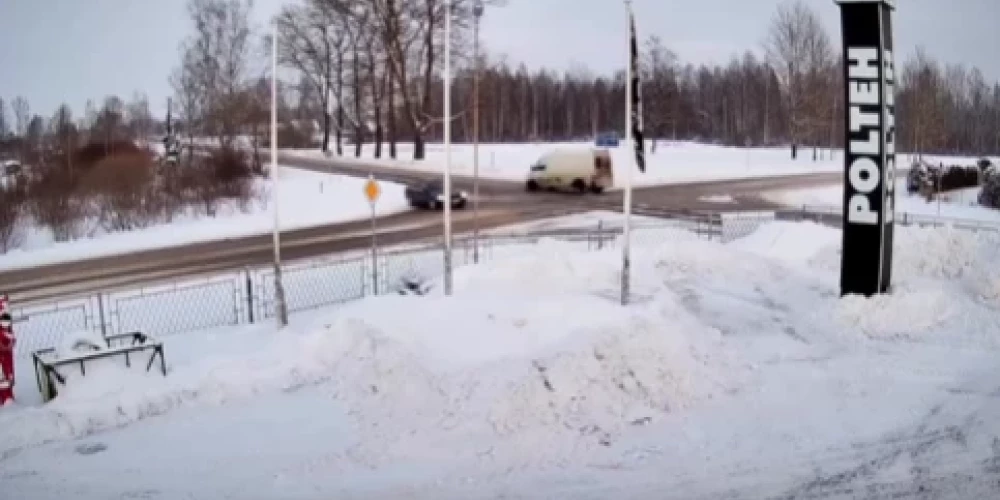 Preiļos notikusi sadursme starp busiņu un “Škoda Octavia”, ziņo “Sadursme.lv”.