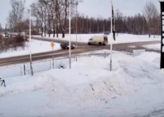 VIDEO: fiksēts brīdis, kad busiņš Preiļos izraisa baisu avāriju – auto ielido grāvī