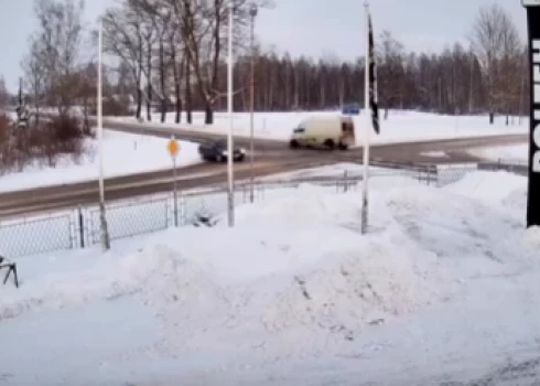 Preiļos notikusi sadursme starp busiņu un “Škoda Octavia”, ziņo “Sadursme.lv”.
