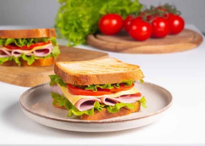 Бутерброд с сыром, помидором и ветчиной: простой рецепт, который всегда выручает