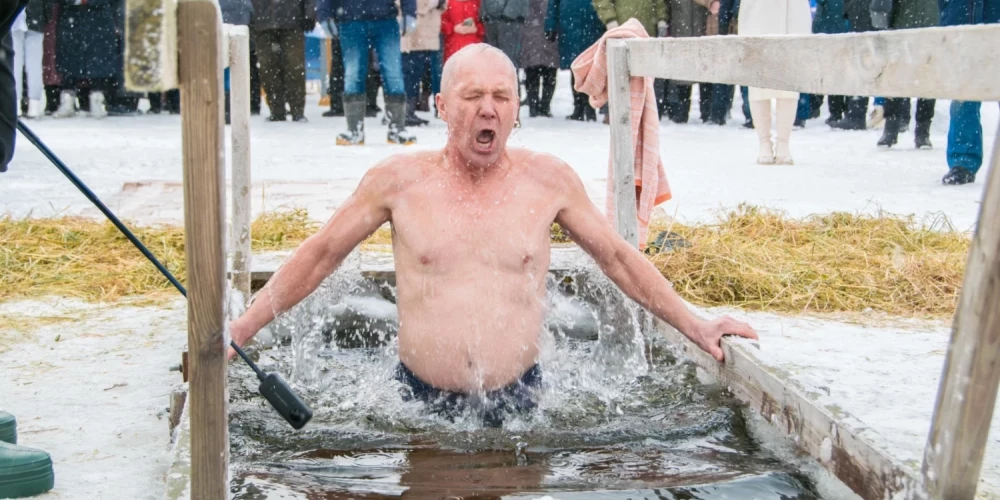 Погружение в ледяную воду является одной из самых зрелищных и эмоциональных традиций дня Крещения.