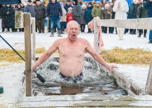 Погружение в ледяную воду является одной из самых зрелищных и эмоциональных традиций дня Крещения.