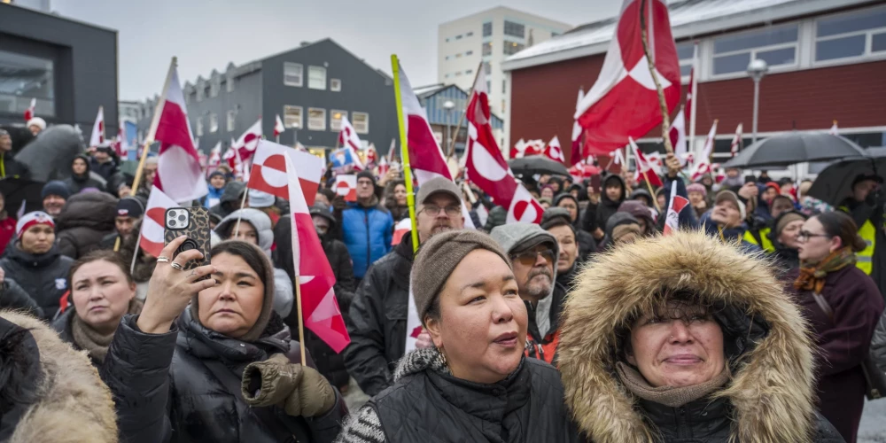 Cilvēki Dānijā protestē pret Trampa centieniem iegūt Grenlandi. 