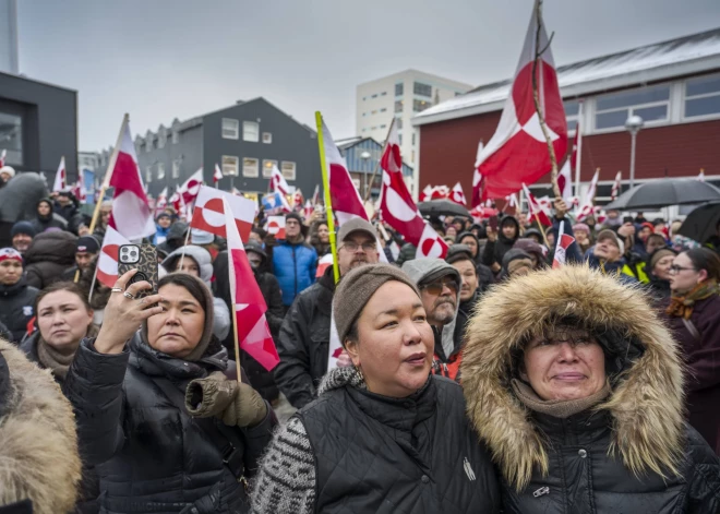 Demokrāti Senātā centīsies bloķēt Trampa tarifus importam no Eiropas: "Viņa bezatbildīgie tarifi jau iedragājuši mūsu ekonomiku"