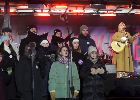Dziedātāja Ieva Akurātere (no labās) uzstājas 35.gadadienai veltīajā lielkoncertā "1991. gada barikādēm - 35" Doma laukumā.