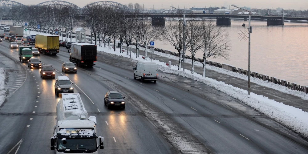 Vāc parakstus par smagā kravas transporta ātruma samazināšanu uz Latvijas divvirzienu autoceļiem. 
