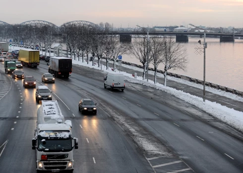Vāc parakstus par smagā kravas transporta ātruma samazināšanu uz Latvijas divvirzienu autoceļiem. 