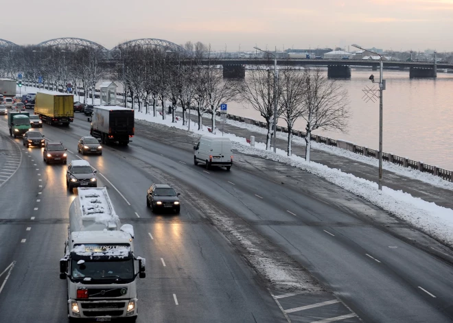 Vāc parakstus, lai ierobežotu smagā kravas transporta braukšanas ātrumu