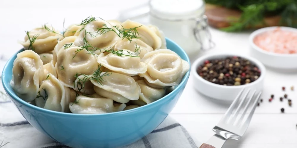 Pelmeņu gatavošanu var arī pārvērst par jauku, ģimenisku izklaidi. Pārrunājot svarīgos un ne tik svarīgos notikumus, pa visiem pelmeņi ātri vien būs gatavi.