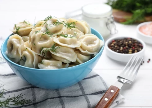 Pelmeņu gatavošanu var arī pārvērst par jauku, ģimenisku izklaidi. Pārrunājot svarīgos un ne tik svarīgos notikumus, pa visiem pelmeņi ātri vien būs gatavi.