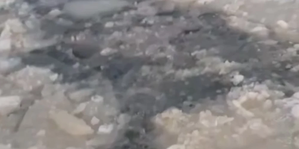 No Sudala ezera izvilkta ielūzusi automašīna. 