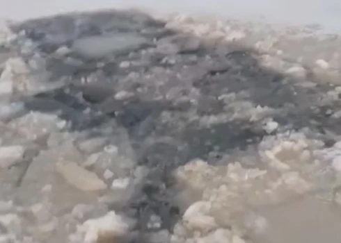 No Sudala ezera izvilkta ielūzusi automašīna. 