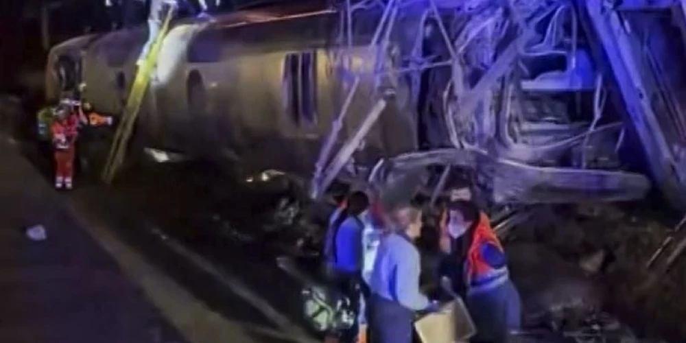 Divu vilcienu sadursmē Spānijā bojā gājis vismaz 21 cilvēks.