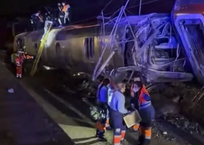 Divu vilcienu sadursmē Spānijā bojā gājis vismaz 21 cilvēks.