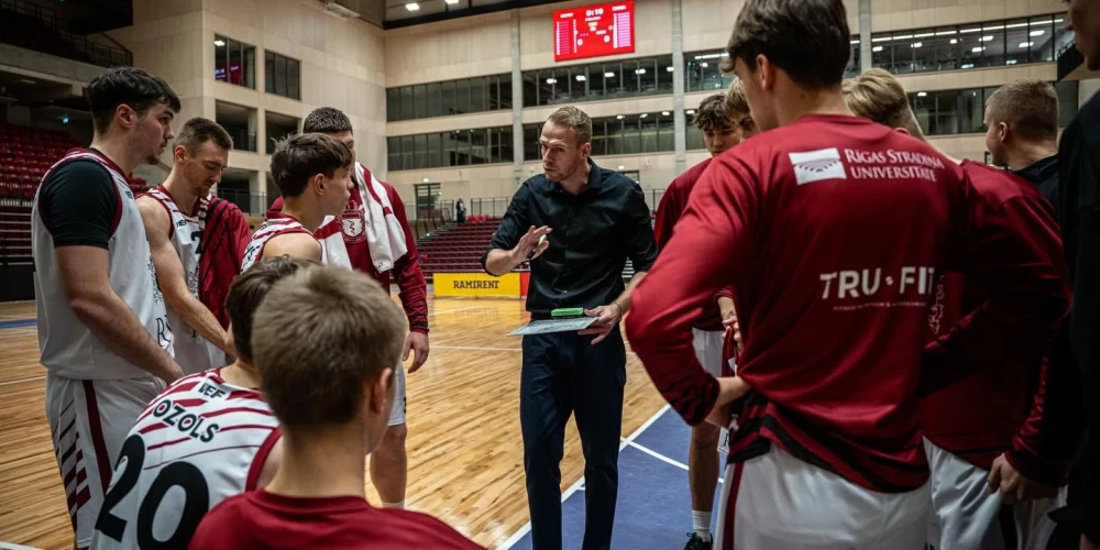 Māris Gulbis (vidū) savā trenera debijas sezonā aizved otrās līgas klubu līdz Latvijas kausa pusfinālam.