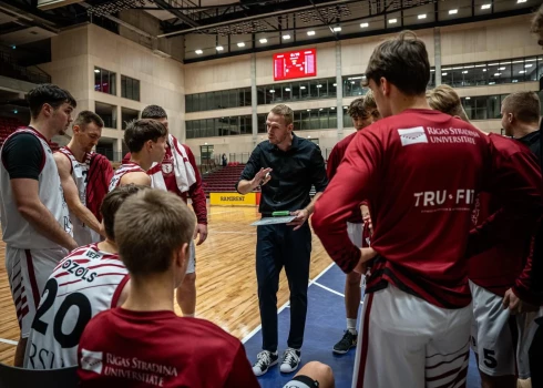 Māris Gulbis (vidū) savā trenera debijas sezonā aizved otrās līgas klubu līdz Latvijas kausa pusfinālam.