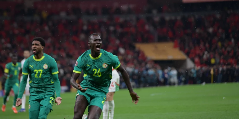 Ikdienā spāņu "Villareal" pārstāvošais Pape Gejs priecājas par vārtu guvumu.