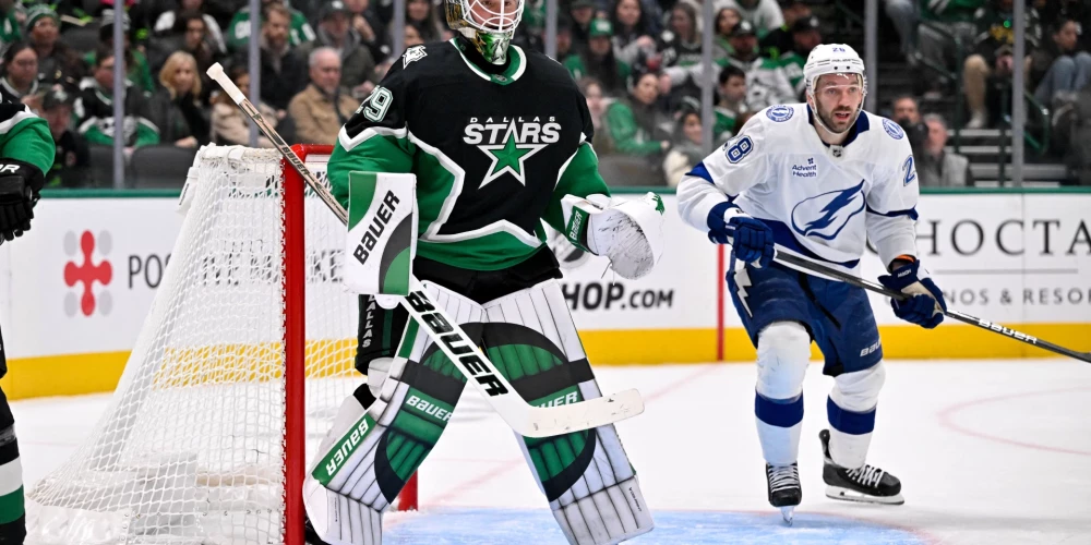 Zemgus Girgensons Džeika Otindžera sargāto vārtu priekšā.