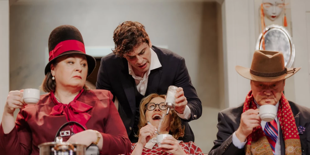 2026. gada 17. janvārī Ādažu kultūras centrā norisinājās draiskās franču komēdijas "Ak, šis nevainīgais blefs!" pirmizrāde.