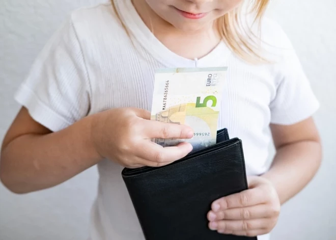 Выяснилось, что детские пособия в Латвии уходят на еду и оплату счетов