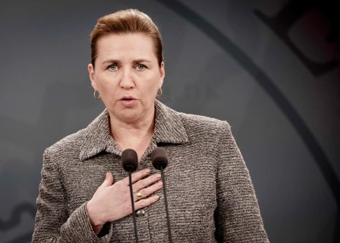 Dānijas premjerministre Mete Frederiksena paziņojusi, ka Eiropa šantāžai nepakļausies.
