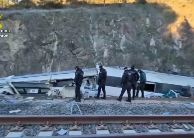 Spānijā notikusi traģiska divu vilcienu sadursme.