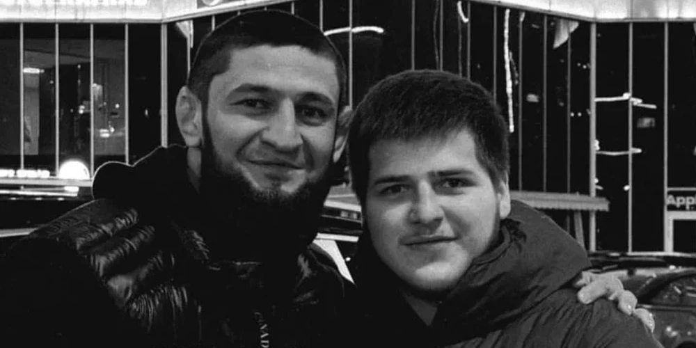 Čečenu UFC cīkstonis Hamzats Čimzajevs ar Kadirova dēlu Ādamu.