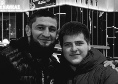 UFC cīkstonis Čimajevs publicējis melnbaltu fotogrāfiju, kurā redzams kopā ar Kadirova dēlu