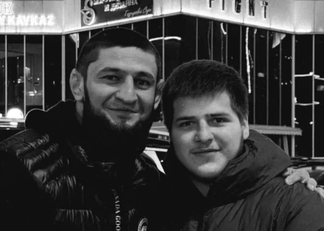 UFC cīkstonis Čimajevs publicējis melnbaltu fotogrāfiju, kurā redzams kopā ar Kadirova dēlu