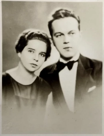 Ziedotājas Anitas Rožlapas vecāki, Latvijas Nacionālās operas scenogrāfs Pēteris Rožlapa ar dzīvesbiedri Vilmu Rožlapu 1930. gados.