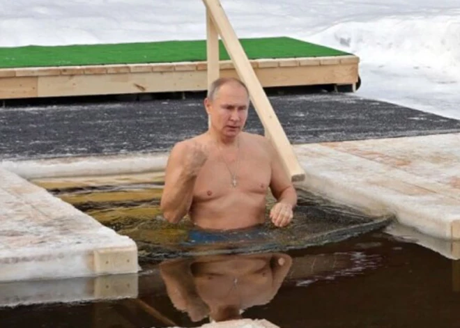 Kremlis maldinājis krievus par Putina peldi āliņģī: fotoattēlā pamanīta kāda neatbilstība