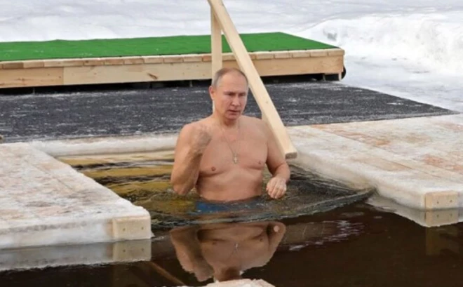 Pēdējais ticamais pierādījums par Putina iemērkšanas ledusaukstā ūdenī fiksēts 2021. gadā.